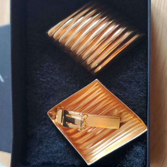 Vintage Gold tone earrings - Picture 2 of 3